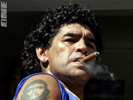 דייגו מראדונה מעשן סיגר (צילום: רויטרס)